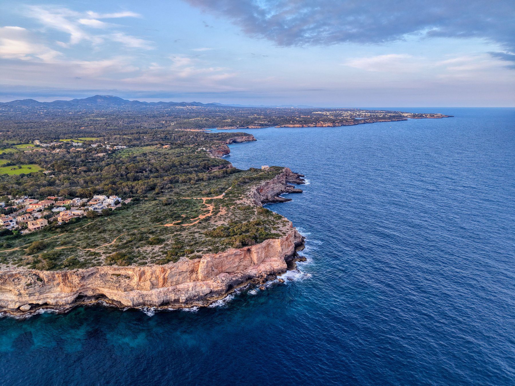 Vista aérea de la costa de Mallorca, Islas Baleares