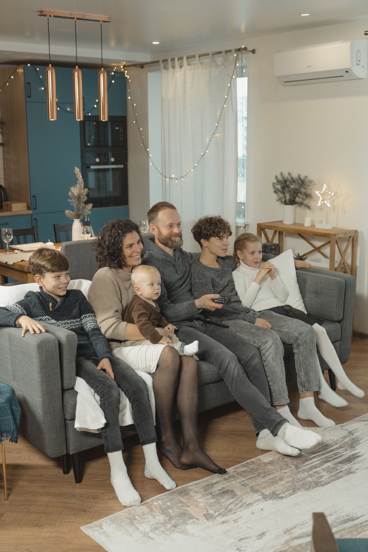 Familia disfrutando de un momento juntos viendo la televisión en el salón